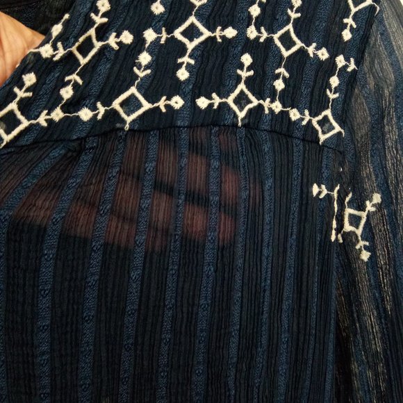 Lucky Brand Navy Sheer Embroidered Hi-Low Top M - Picture 8 of 13
